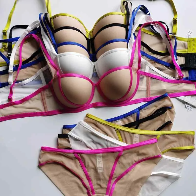 ブラジャー レディース セクシー 小胸 谷間メイク 寄せ上げ 補正 調整型 垂れ防止 3/4カップ 下厚上薄 ボリュームアップ スムース 光沢 メッシュ バイカラー ストラップデザイン 通気性 快適 ナイロン エレガント 高級感 ブラショーツセット