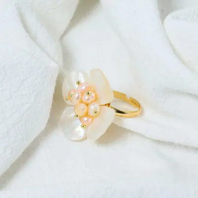 指輪 レディース 天然パール フラワー 花 ユニークデザイン 個性的 高級感 エレガント 上品 ライトラグジュアリー 通勤 フレンチスタイル オープンリング チタン鋼