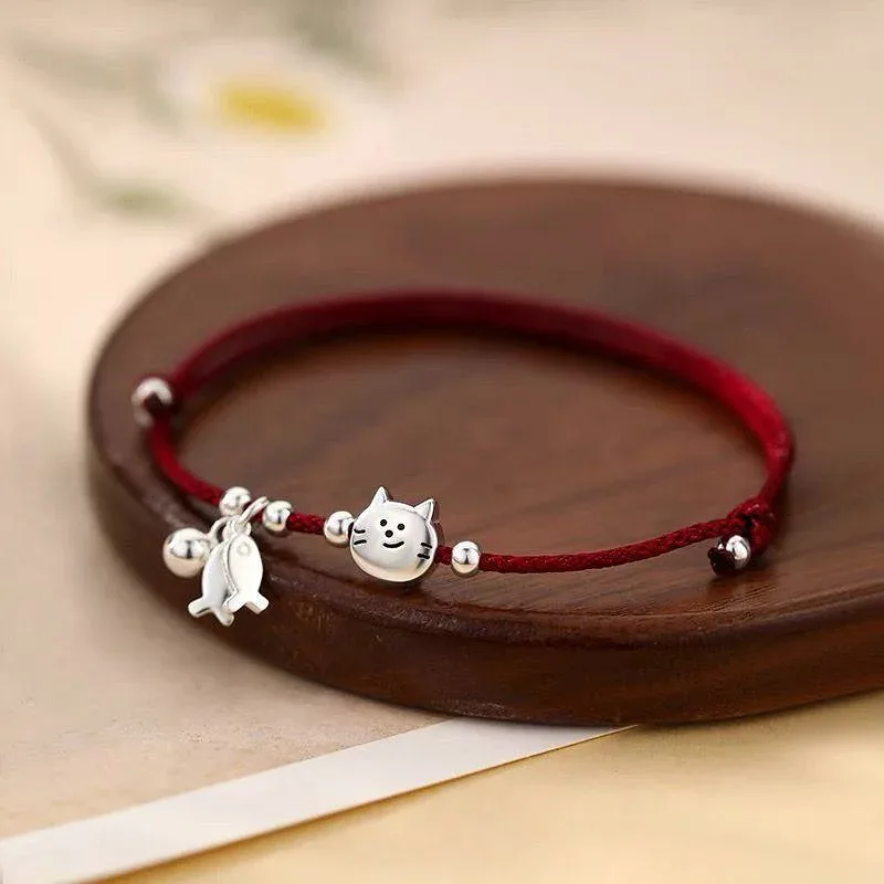 ブレスレット レディース 猫 魚モチーフ 赤糸 編み込み ハンドメイド 和風 かわいい チャーム ペア