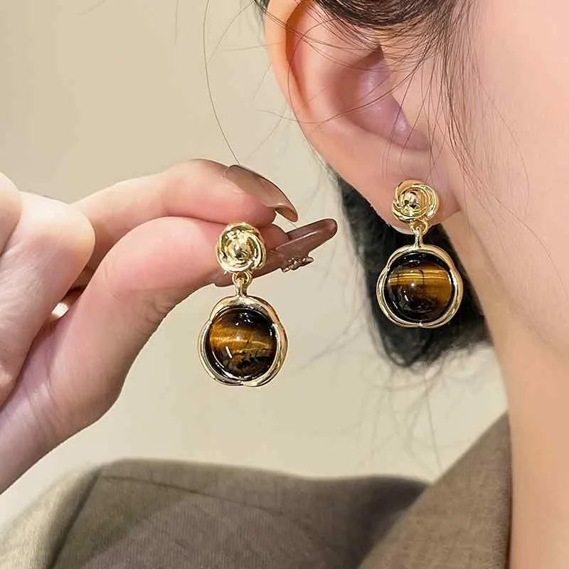 ピアス レディース タイガーアイ 花 フラワー 電気メッキ加工 高級感 レトロ アンティーク調 スタッドピアス 上品 通勤 オフィス カジュアル おしゃれ