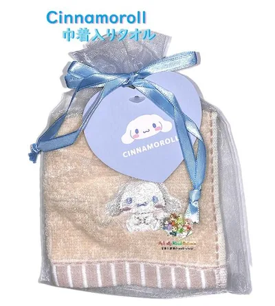 【 Sanrio グッズ 】 サンリオ オーガンジー 巾着入りタオル NO.228654 シナモロール サイズ: 約20×20cm リボン しなもん アップリケ付き ミニタオル ふわふわ ハンカチ Towel ギフト プレゼント 汗拭き お餞別 【4個まで 3cmメール便OK】