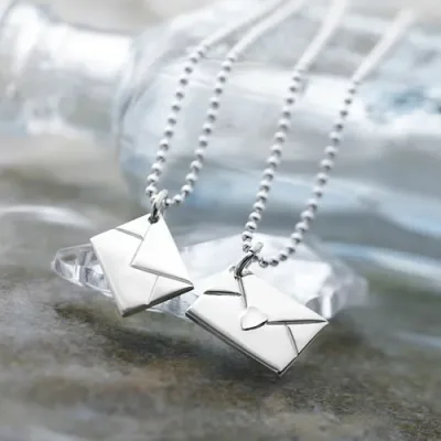 ペアネックレス 大人 無料刻印 Love Letter Silver FISS-ST02N-SV (FISS-^) ラブレター レターモチーフ 手紙 ペア デザイン ネックレス ペンダント 個性的 ユニーク 彼女 彼氏 ペアルック 記念日 誕生日 ギフト カップル お揃い ギフト