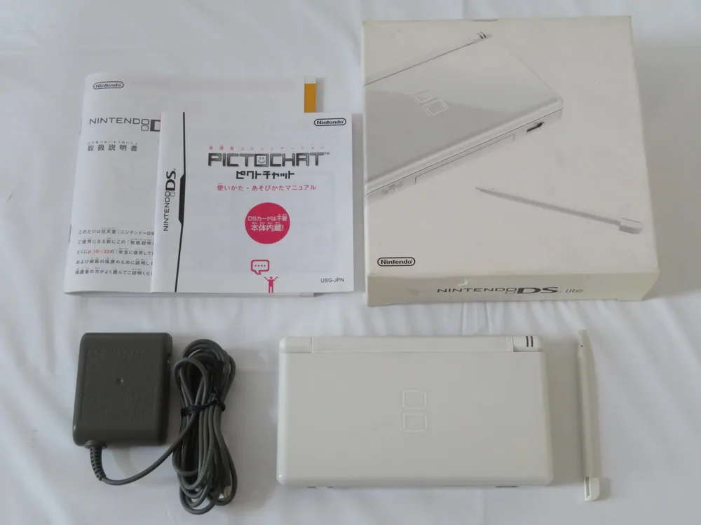 ニンテンドーDS Lite クリスタルホワイト【メーカー生産終了】