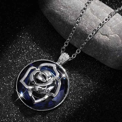 ネックレス レディース 秋 冬 ロング アクセサリー クリスタル ローズ フラワー デザイン ペンダント ジュエリー 薔薇 バラ 花 モチーフ ペンダントトップ おしゃれ 上品 高級感 大人 かわいい きれいめ 重ね付け セーター チェーン 華奢 繊細