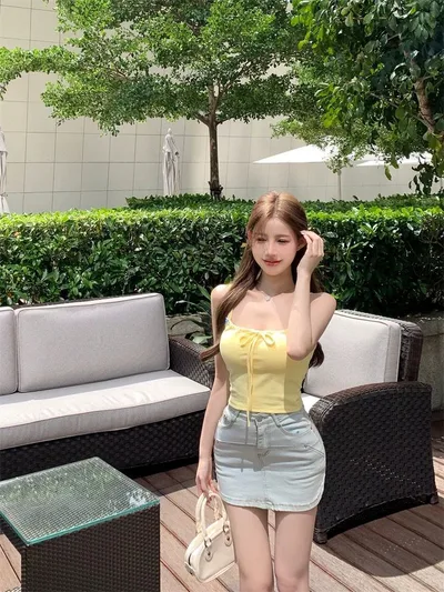 キャミソール レディース トップス インナー ベスト風 リボン付き 背中見せ カップ付き パッド付き ノースリーブ タンクトップ 接触冷感 吸湿速乾 軽量 ストレッチ素材 伸縮性 通気性 快適 普段使い 通勤用 カジュアル シンプル 無地 おしゃれ かわ