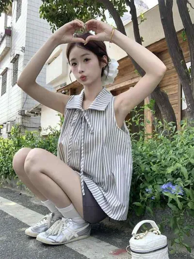 ノースリーブ ブラウス 女性用 春夏 無袖 上衣 学生向け ストライプ 蝶ネックリボン スリムフィット 軽量 綿混 接触冷感 吸湿速乾 通学用 普段使い トップス ビッグシルエット Vネック ブラック ピンク系 アイボリー