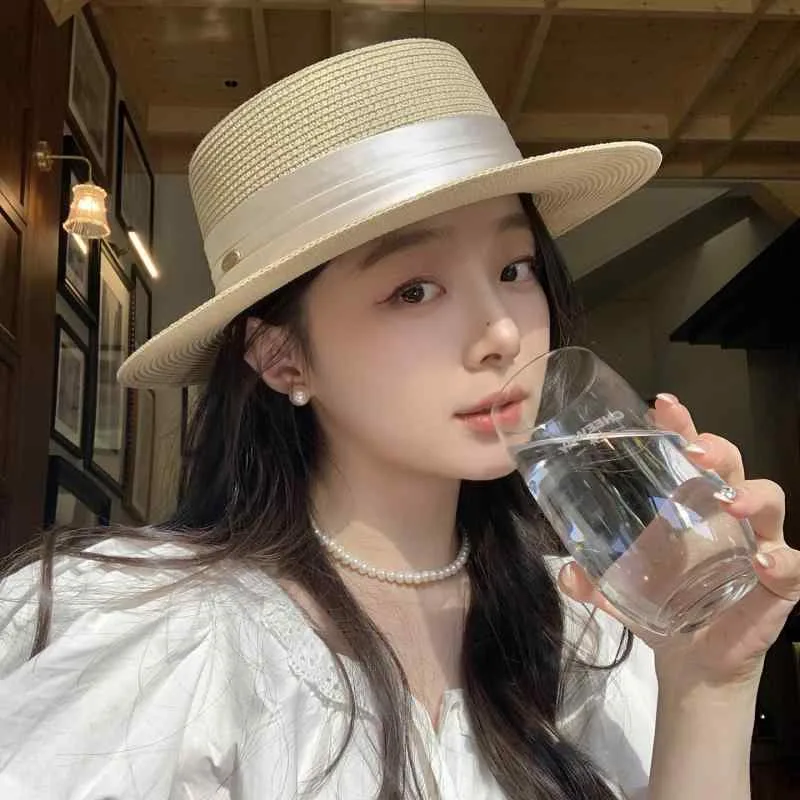 麦わら帽子 レディース 夏 海辺 ビーチ 旅行 バカンス フラットトップ サテン リボン ラフィア 素材 日よけ UV カット 軽量 通気性 女性用 涼しい 帽子