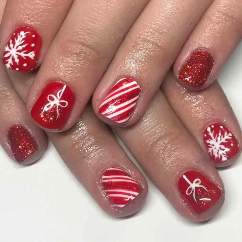 ネイルシール クリスマス 白 赤 グリッター 雪の結晶 ベル ストライプ キャンディ ショートタイプ 貼り付け簡単 冬 パーティー用 キラキラ デコレーション