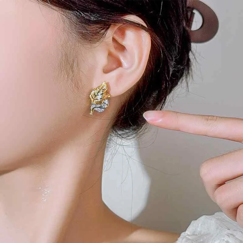 ピアス 女性用 金色 葉 モチーフ シンプル ファッション アクセサリー 軽量 シルバー ゴールドメッキ 百搭 軽奢 高級感 日常使い ユニーク