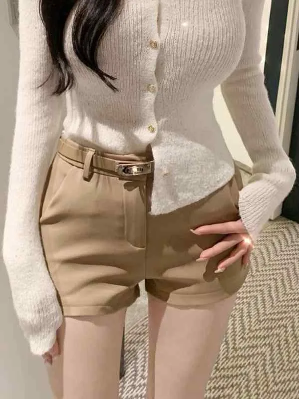 ショートパンツ レディース 短パン ハイウエスト スタイルアップ カジュアル 普段使い ラッパ形 美脚 着痩せ 細見え 体系カバー プラスサイズ ゆったり お腹周り 二の腕カバー ボトムス ホットパンツ 露出控えめ スタイリッシュ シンプル 無地 三色展