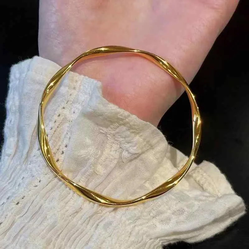 ブレスレット レディース ゴールド メビウスの輪 指輪 バングル 腕輪 アクセサリー アクセ 腕飾り ジュエリー 高級感 上品 エレガント シンプル 大人かわいい おしゃれ デイリー カジュアル 普段使い 重ね付け コーデ 高見え 耐久性 変色しにくい