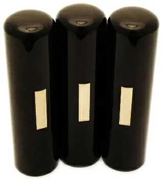 【100円クーポン中】印鑑 はんこ 黒水牛 丹入り 銀行印 実印 13.5mm ケースなし アタリ 銀色の丹 かっこいい 旧字 特殊文字 作成 OK 男性 女性 プレゼント ギフト 13.5