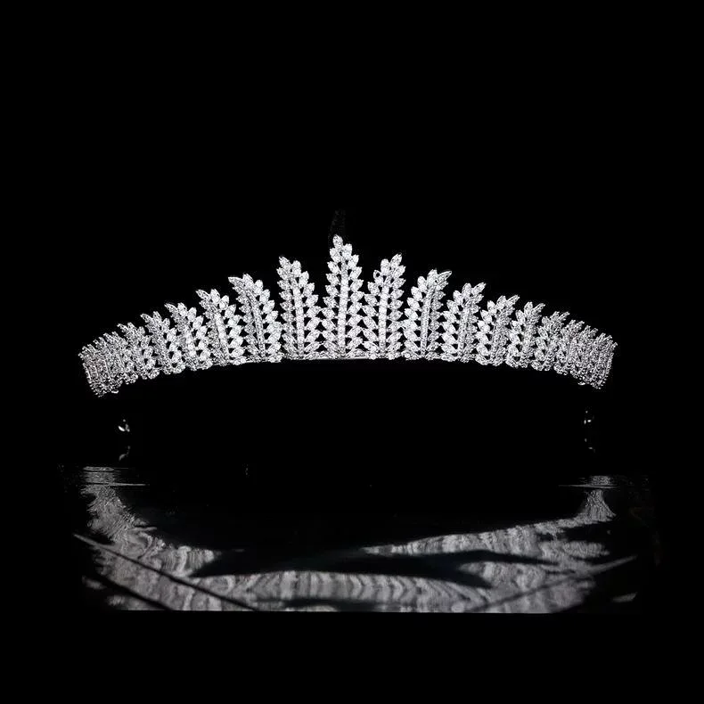 ヘアアクセサリー レディース 高級感 ジルコニア装飾 ティアラ 結婚式 ブライダル 花嫁 ウェディングドレス ヘッドドレス 挙式 パーティー 二次会 春夏 髪飾り