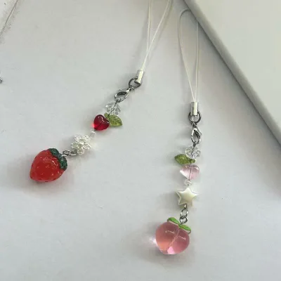 ストラップ レディース キーホルダー チャーム スマホストラップ いちご スター ビーズ 樹脂 手芸 ハンドメイド バックチャーム デコ かわいい 携帯 カメラ