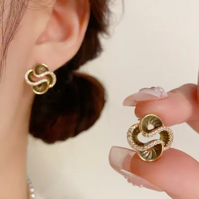 ピアス レディース カメリア 花 フラワー グリーン ジルコニア スタッドピアス 小ぶり 上品 シンプル ファッション 電気メッキ加工 通勤 普段使い お呼ばれ アクセサリー
