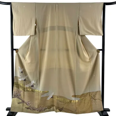 色留袖 身丈162cm 裄丈64cm M 袷 落款あり 鶴 ヱ霞 金糸 金彩 ベージュ 正絹 秀品 三つ紋 【中古】