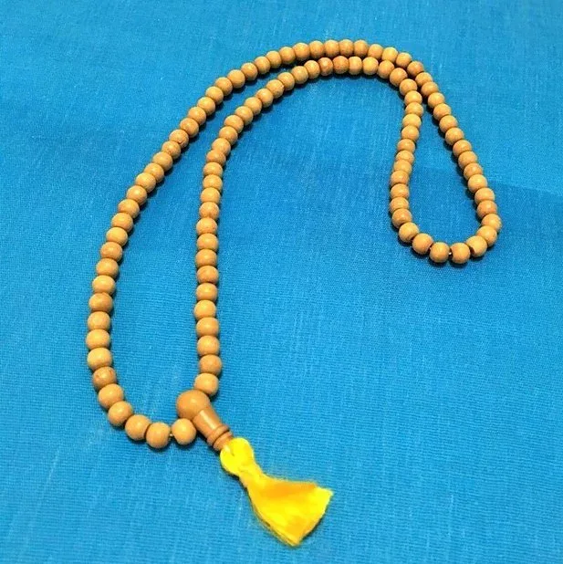 〇【サンダルウッド(白檀)マーラー 小】免疫力 アップ インド マントラ 瞑想 ヨガ お守り ネックレス 神 祝福 魔除け 祈り サンダルウッド ガネーシャ 礼拝 スピリチュアル