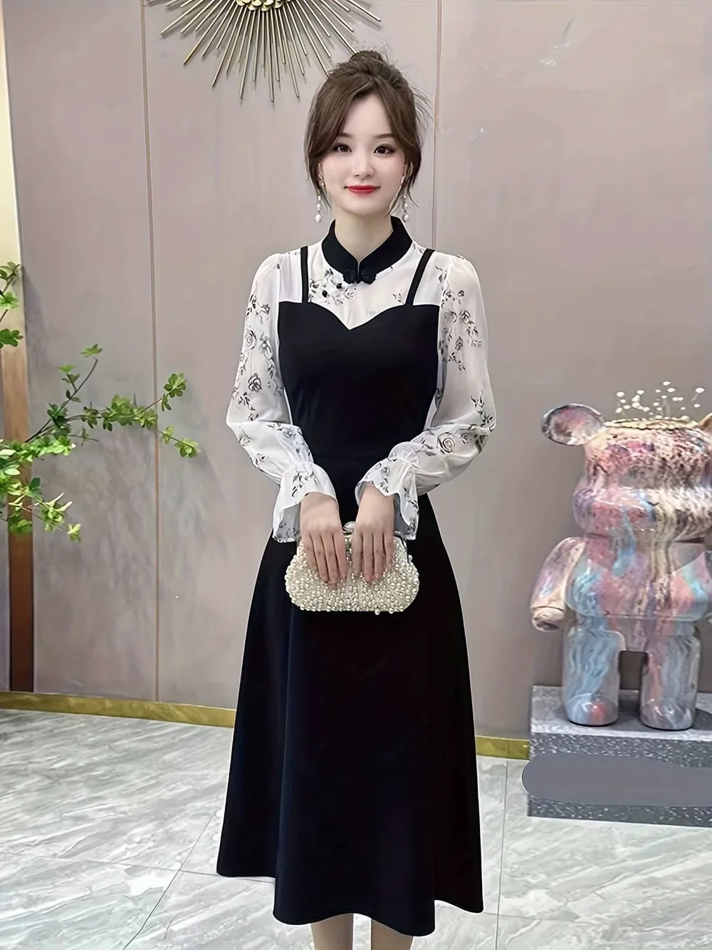 【チャイナ風】 ワンピース レディース ロングワンピース 切り替え 花柄 立ち襟 チャイナドレス風 長袖 シアー袖 透け感 重ね着風 フェイクレイヤード Aライン フレア マキシ丈 ミモレ丈 ウエストマーク 着痩せ 体型カバー 細見え レトロ モダン 大人可愛い きれいめ