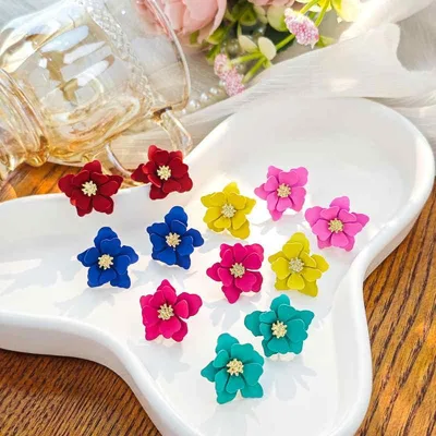ピアス レディース アクセサリー 花柄 フラワーモチーフ 樹脂製 マット仕上げ 多層 花びら デザイン おしゃれ かわいい 大人かわいい ナチュラル 上品 エレガント 耳飾り 両耳用 デイリーユース カジュアル パーティー お出かけ 普段使い プレゼント