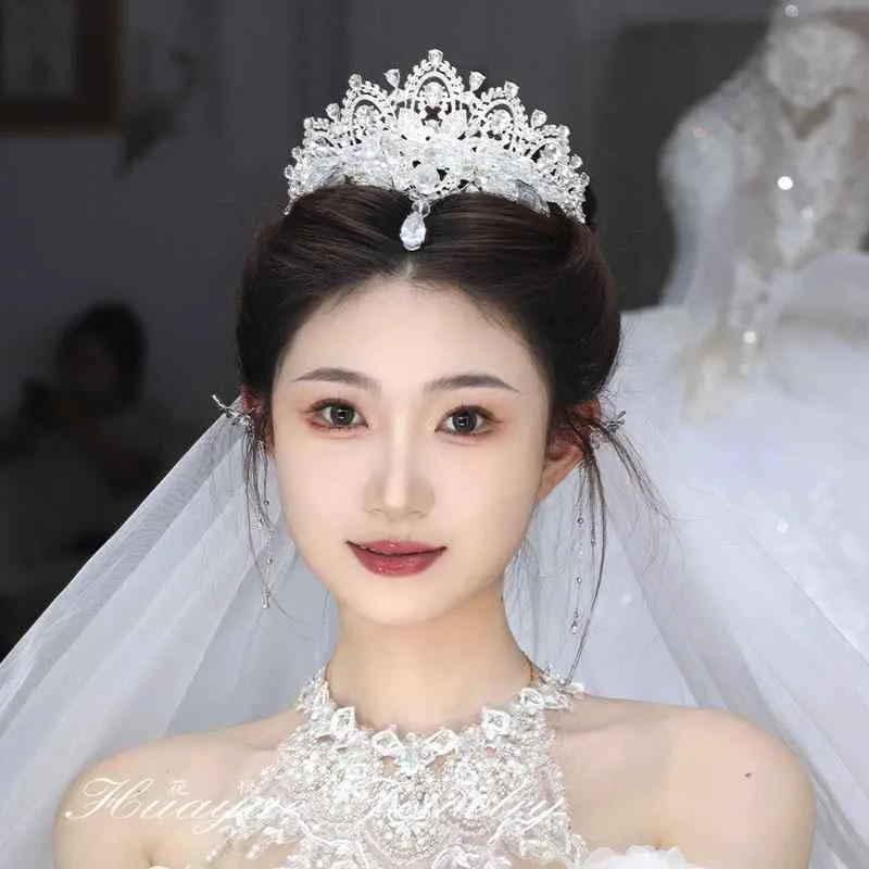 ティアラ レディース ブライダル ジュエリー クリスタル ゴージャス 豪華 高級感 ヘアアクセサリー 髪飾り 王冠 ヘッドドレス ウエディング 挙式 披露宴 二次会 パーティー 発表会 結婚式 花嫁 お姫様風 プリンセス 華やか キラキラ ビジュー ヘア