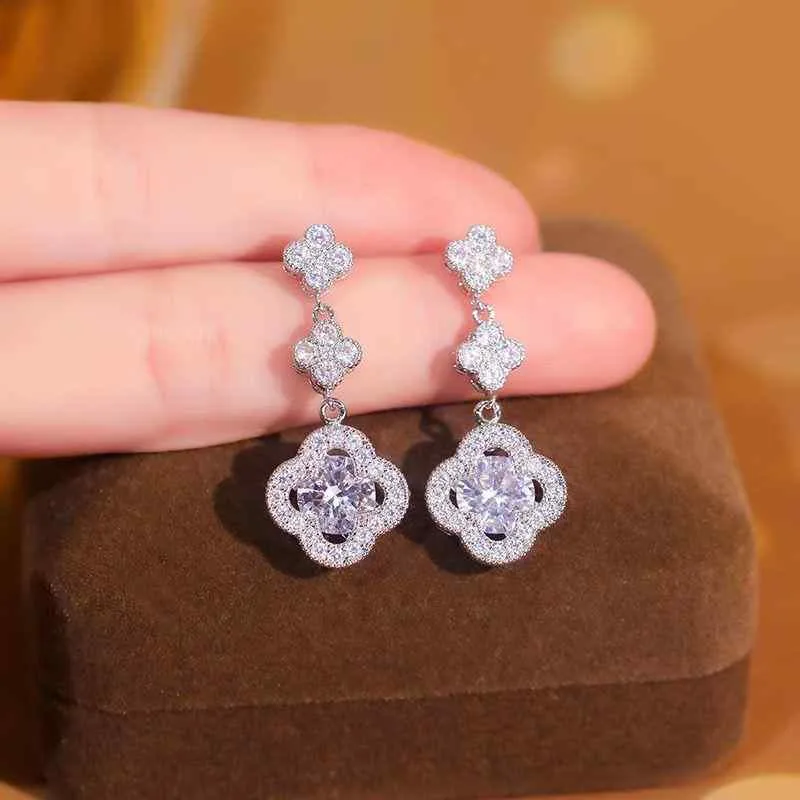 ピアス レディース S925シルバー 銀針 ジルコニア クローバー 花型 フラワーモチーフ 大人かわいい 上品 きれいめ おしゃれ 揺れる アクセサリー シルバー925 繊細 華奢 高見え 輝き ジュエリー 耳飾り デイリー使い 通勤 通学 パーティー