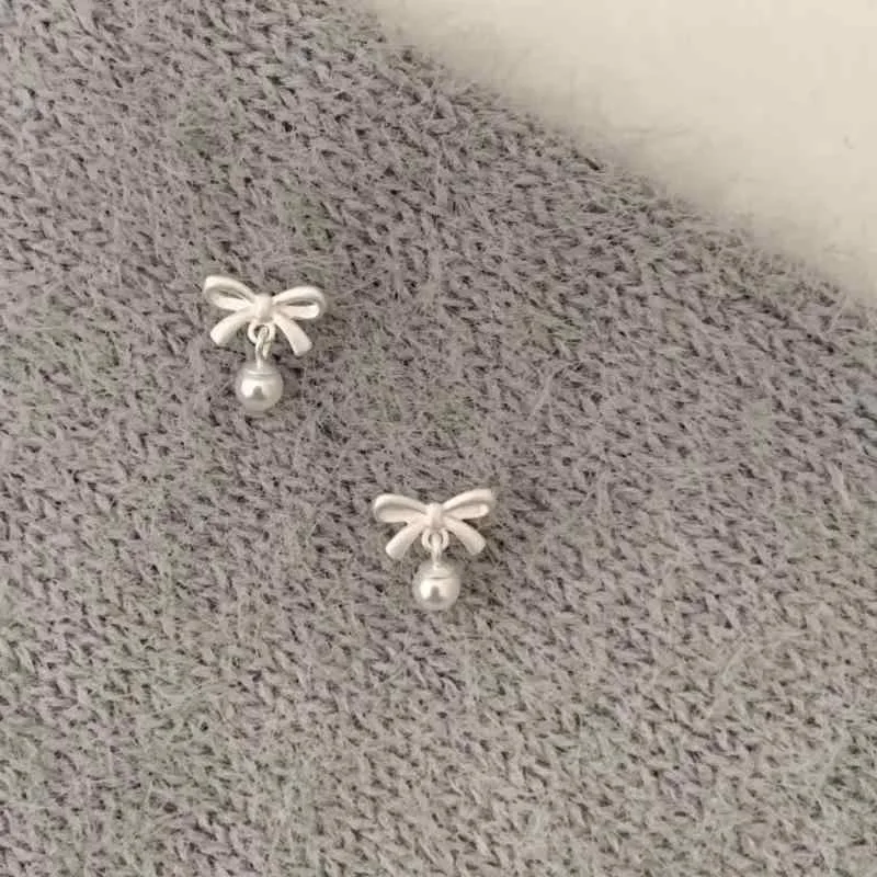 ピアス レディース 蝶々結び フェイクパール 揺れる アクセサリー 小ぶり シンプル 大人かわいい 上品 韓国スタイル きれいめ 耳飾り お呼ばれ パーティー デート オフィスカジュアル フェミニン 高見え トレンド デザイン ジュエリー 普段使い デイ
