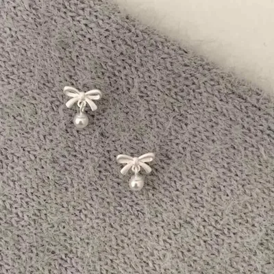 ピアス レディース 蝶々結び フェイクパール 揺れる アクセサリー 小ぶり シンプル 大人かわいい 上品 韓国スタイル きれいめ 耳飾り お呼ばれ パーティー デート オフィスカジュアル フェミニン 高見え トレンド デザイン ジュエリー 普段使い デイ