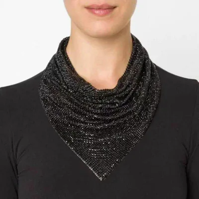 ネックレス 金属パーツ きらめき 三角スカーフ シルクスカーフ 個性派 派手チェーン ファッション アクセサリー ジュエリー 首飾り 大胆 日常使い パーティー用