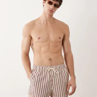 エイソス ASOS asos ASOS DESIGNの超ショート丈スイムショーツ、クリームとバーガンディのストライプ柄 水着 メンズ 男性 インポートブランド 小さいサイズから大きいサイズまで