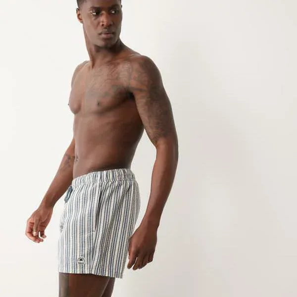 エイソス ASOS asos ASOS DESIGN シアサッカーストライプ柄ショート丈スイムショーツ(ネイビー、バッジ付き) 水着 メンズ 男性 インポートブランド 小さいサイズから大きいサイズまで