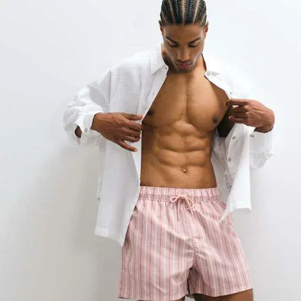 エイソス ASOS asos ASOS DESIGNのショート丈スイムショーツ、ピンクのストライプに刺繍入り 水着 メンズ 男性 インポートブランド 小さいサイズから大きいサイズまで