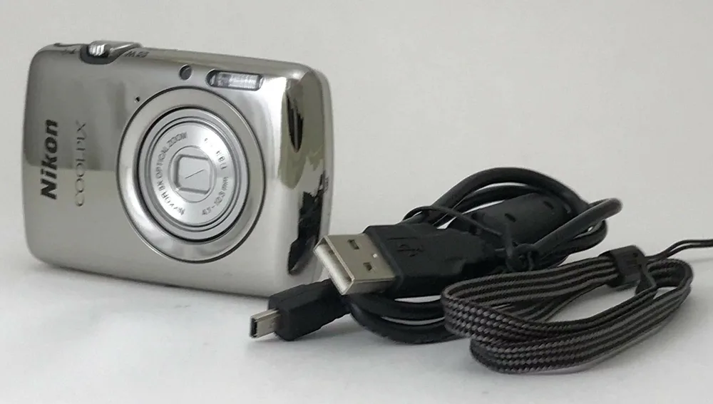 【中古】【非常に良い】Nikon デジタルカメラ COOLPIX S01 超小型ボディー タッチパネル液晶 ミラーシルバー S01SL