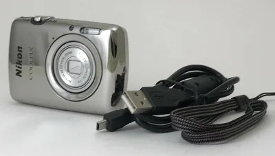 【中古】【非常に良い】Nikon デジタルカメラ COOLPIX S01 超小型ボディー タッチパネル液晶 ミラーシルバー S01SL