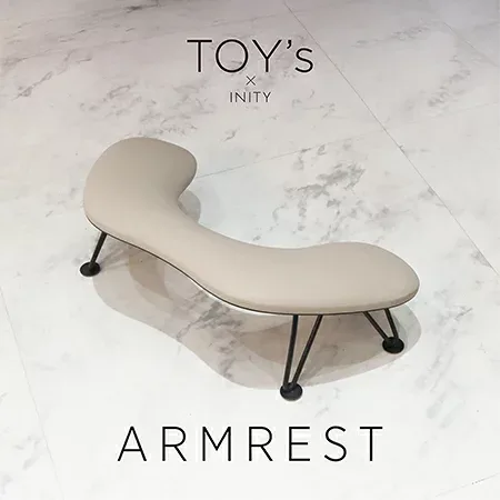 【最大3%OFF】 TOYs×INITY アームレスト ベージュカラー ハンド アームレスト ハンドネイル クッション ネジ工具付属 合皮素材 ネイルサロン ネイルグッズ セルフネイル ネイル用品 スタイリッシュ お洒落 ジェルネイル トイズバイアイニティ 新品 送料無料