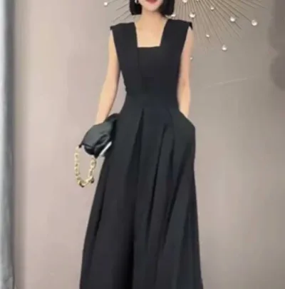 All-in-one jumpsuit, sleeveless, cute, mature, cute, pretty, simple, casual, adult, elegant, stylish, fashionable, adult women, sophisticated, unique, leading role, presence, hairdresser, makeup artist, manicurist, apparel staff, beauty staff, esthetician