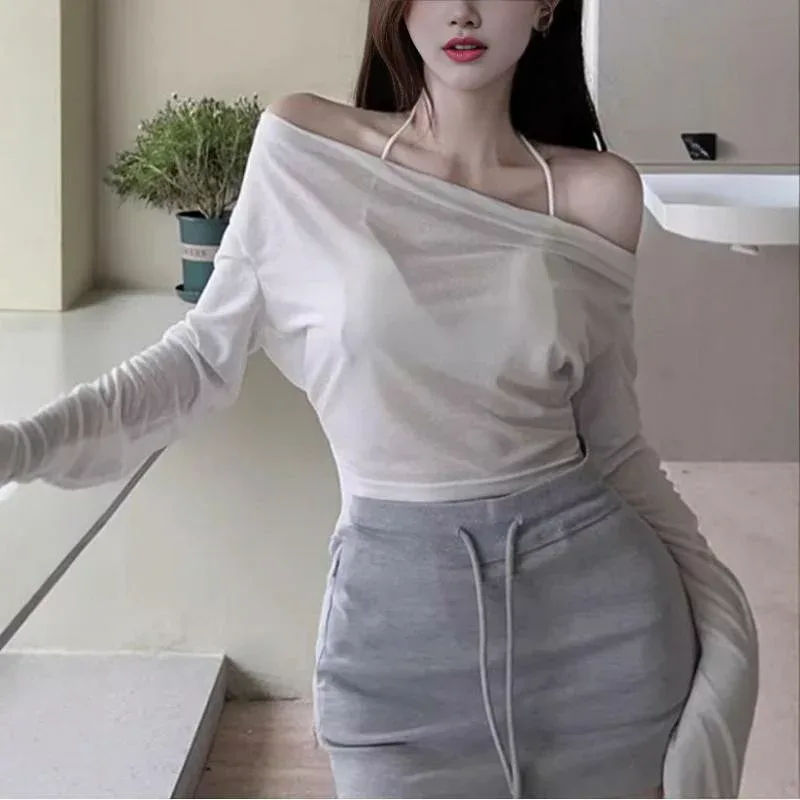 Tシャツ 女性用 春夏 長袖 フード付き デザイン性 ボートネック 短丈 防晒 上衣 純色 ポリエステル 95% 以上 内容 ゆったり フィット 快適 休閑 韓系 スタイル 白色 ブラック 選択可 皺加工 詳細 吸湿 速乾 機能 日常 着用 適 軽量 素