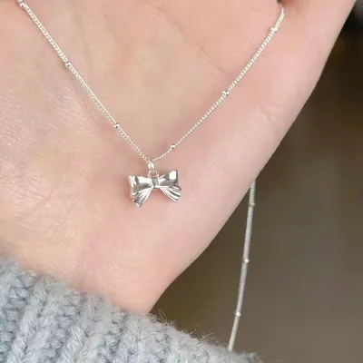 ネックレス レディース ペンダント 蝶結び リボンモチーフ アクセサリー ジュエリー 首飾り シルバー ゴールド チェーン シンプル かわいい おしゃれ 上品 大人かわいい 華奢 鎖骨見せ デコルテ映え 普段使い デート お出かけ ギフト プレゼント 贈り