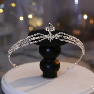 ティアラ レディース カチューシャ ヘッドドレス 王冠 冠 髪飾り ヘアアクセサリー 結婚式 誕生日 パーティー 花嫁 お姫様 プリンセス キラキラ ラインストーン ビジュー 華やか 高級感 電気メッキ加工 シルバー ブラック 春夏