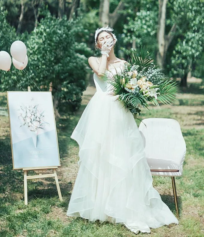 ウエディングドレス 花嫁ドレス 二次会ドレス 海外挙式 結婚式 パーティードレス 披露宴 イベント 演奏会 発表会 格安フォーマルドレス 白 オシャレ 高級感 キャミソール ティアードドレス チュール ビーチフォト 前撮り 後撮り フォトウエディング 森ガール系 撮影ドレス