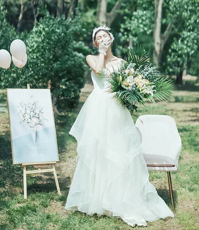 ウエディングドレス 花嫁ドレス 二次会ドレス 海外挙式 結婚式 パーティードレス 披露宴 イベント 演奏会 発表会 格安フォーマルドレス 白 オシャレ 高級感 キャミソール ティアードドレス チュール ビーチフォト 前撮り 後撮り フォトウエディング 森ガール系 撮影ドレス