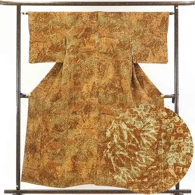 【中古】小紋 リサイクル着物 身丈156cm 裄63cm 前幅24cm 後幅30cm 袖丈46cm 正絹(シルク) レディース 袷仕立 秋冬春用 茶色 裄Mサイズ 美品 リユース