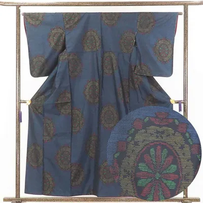 【中古】紬 リサイクル着物 身丈159cm 裄64cm 前幅24.5cm 後幅30cm 袖丈57cm 正絹(シルク) レディース 袷仕立 秋冬春用 黒地 裄Mサイズ 美品 リユース