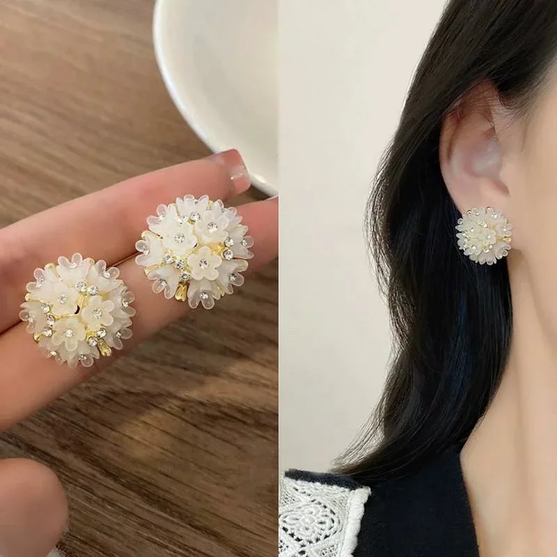 イヤリング フラワー モチーフ スタッド ピアス かわいい ジルコニア 装飾 立体 花 軽やか 洗練 ファッション アクセサリー 日常使い 女性用