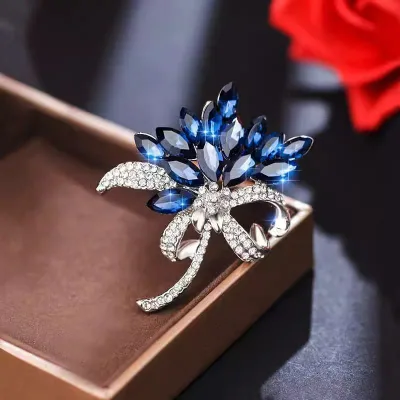 ブローチ レディース ブローチピン 花型 人工ジルコニア フラワーモチーフ アクセサリー ジュエリー 高級感 上品 大人かわいい エレガント きれいめ 韓国 ファッション小物 ギフト プレゼント コサージュ 胸飾り 襟飾り おしゃれ 華やか 小物 雑貨