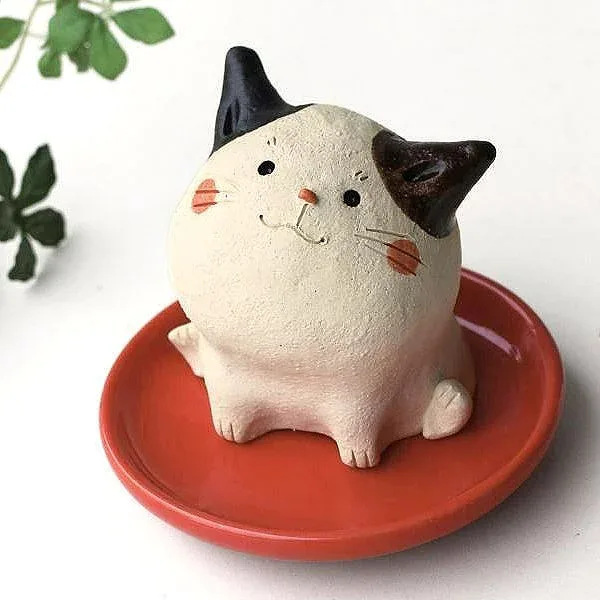 香炉 お香立て 猫 皿付き 陶器 スティック コーン 置物 オブジェ インセンスホルダー かわいい おしゃれ 日本製 瀬戸焼 和モダン コンパクト 卓上 玄関 インテリア ギフト プレゼント 陶器のネコ 皿付き香炉