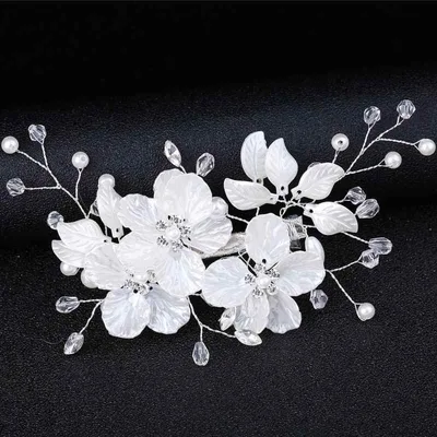 髪飾り 花嫁 ブライダル 結婚式 ヘッドドレス ヘアクリップ 韓国風 白 ホワイト 貝殻 花びら 花モチーフ 手作り ハンドメイド パール パール クリスタル 披露宴 前撮り パーティー エレガント 上品