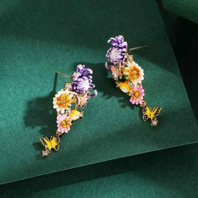 耳飾り レディース 耳ピン 耳針 七宝焼き 琺瑯 エナメル カラフル デイジー ひな菊 フラワー モチーフ バタフライ 蝶々 ゴールドメッキ カジュアル フェミニン デイリー アクセサリー