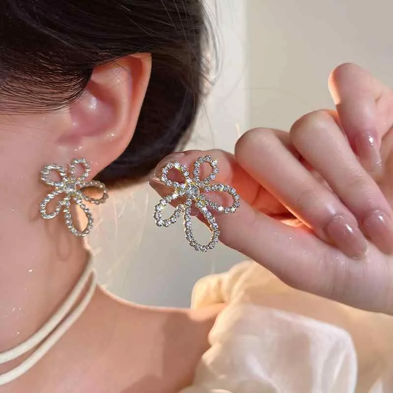 ピアス レディース 花 パール ジルコニア 透かし彫り 金属アレルギー対応 電気メッキ加工 小ぶり 華奢 上品 エレガント きれいめ カジュアル フォーマル プレゼント