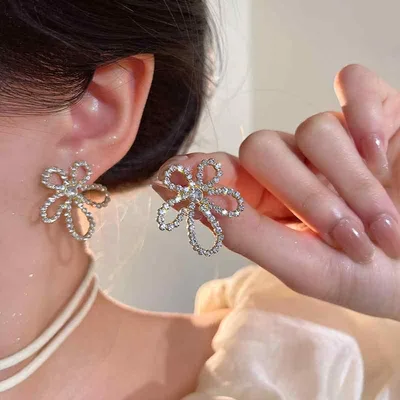 ピアス レディース 花 パール ジルコニア 透かし彫り 金属アレルギー対応 電気メッキ加工 小ぶり 華奢 上品 エレガント きれいめ カジュアル フォーマル プレゼント