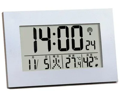 置き時計 目覚まし時計 電波時計 温度湿度計 デジタル 掛け時計 カレンダー 日付・曜日表示 寝室・卓上用 単4形電池対応 本体サイズ:13.1x8.8x2cm (シルバー)